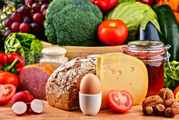 有机食品,包括蔬菜、水果、面包、奶制品和肉类